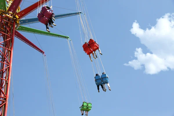 Carrousel in een amusement park — Stockfoto