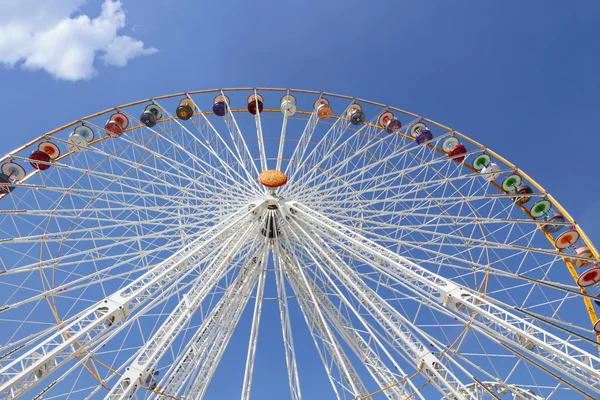Roda gigante em um parque de diversões — Fotografia de Stock