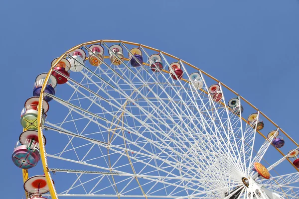 Roda gigante em um parque de diversões — Fotografia de Stock