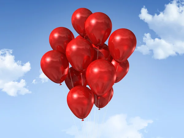Красные воздушные шары на голубом небе — стоковое фото