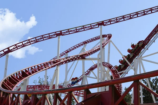 Rollercoaster in een amusement park — Stockfoto