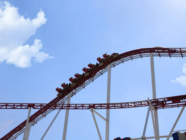 Rollercoaster in een amusement park — Stockfoto