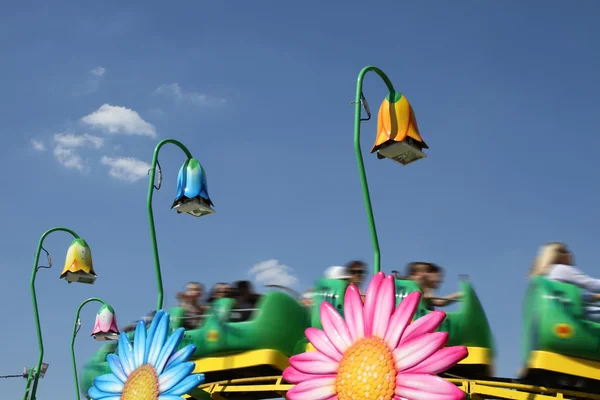 Montanha-russa para crianças em um parque de diversões — Fotografia de Stock