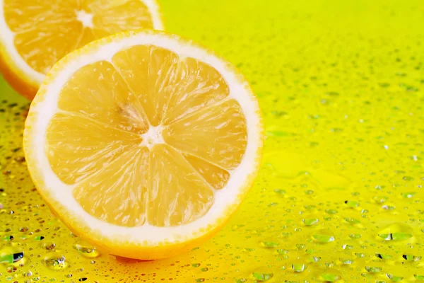 Лимонний шматочок крупним планом на зеленому — стокове фото