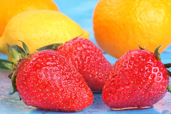 Variedad de frutas frescas ricas en vitamina C — Foto de Stock