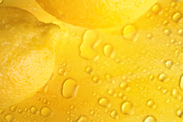 Wassertropfen und Zitronen — Stockfoto