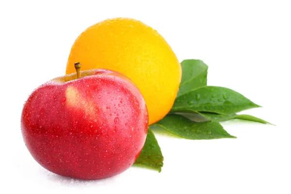 Červené jablko a pomeranč na bílém pozadí — Stock fotografie