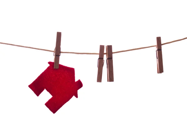 Rode huis op het touw geïsoleerd wit — Stockfoto