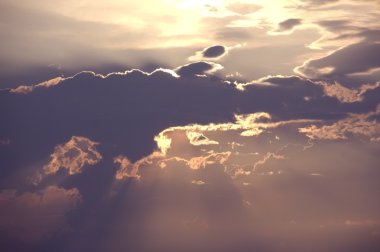 Güneş ışınları ile pembe bulutlar
