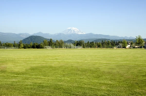 Mount rainier góruje nad boisko do piłki nożnej — Zdjęcie stockowe