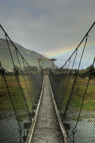 Rainbow over een voetgangersbrug — Stockfoto