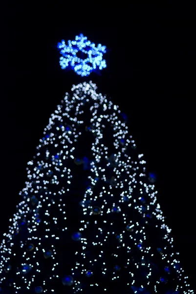 Defokussierter Weihnachtsbaum im Freien — Stockfoto