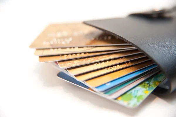 För mycket kreditkort i plånboken Stockfoto