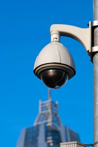 Câmeras de vigilância do prédio de escritórios sob céu azul — Fotografia de Stock