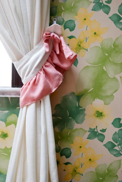 Home Interior - Curtains With Flower Wallpaper — Stock Photo, Image
