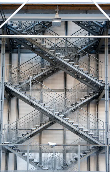 Harici yangın merdivenleri, modern bir bina — Stok fotoğraf