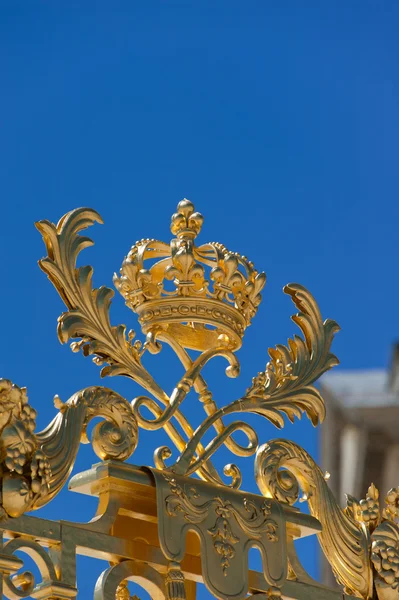 Golden gate detail Palace versailles pod modrou oblohou — Stock fotografie