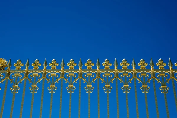 Szczegóły złote drzwi Pałacu Wersalskiego. Francja — Zdjęcie stockowe