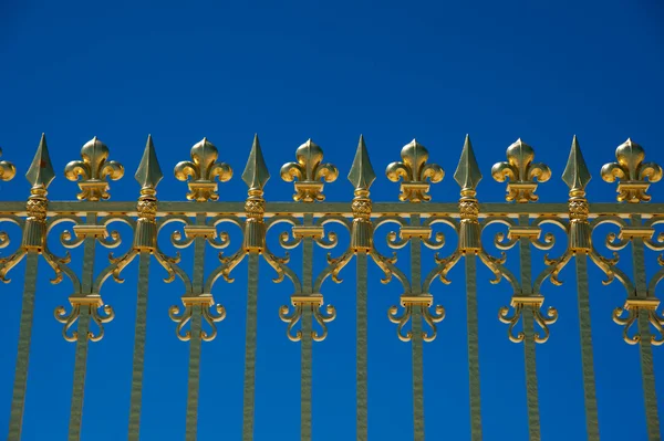 Dettaglio della porta dorata del Palazzo di Versailles. Francia Foto Stock Royalty Free