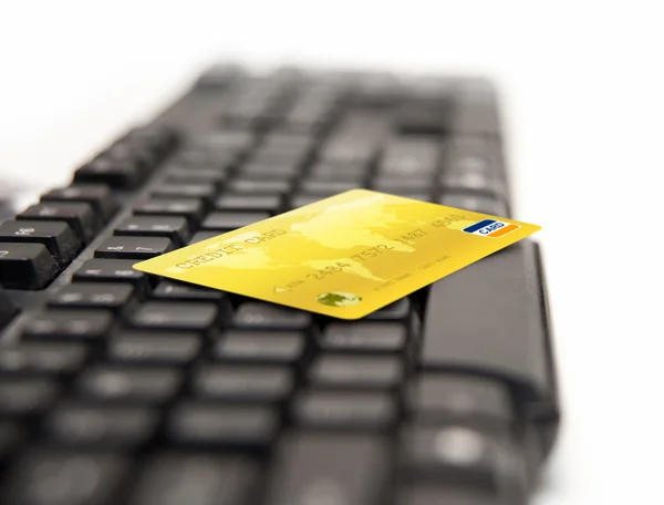 Онлайн оплата - кредитні картки на ключовому слові — стокове фото