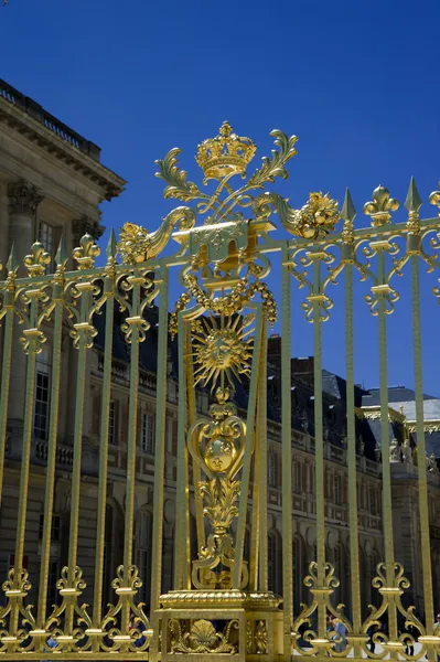 Detail zlaté dveře palác versailles. Francie — Stock fotografie