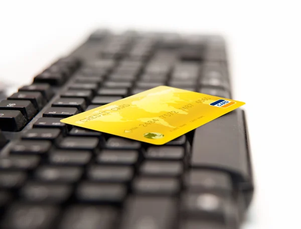 Онлайн-оплата - кредитные карты на клавиатуре — стоковое фото