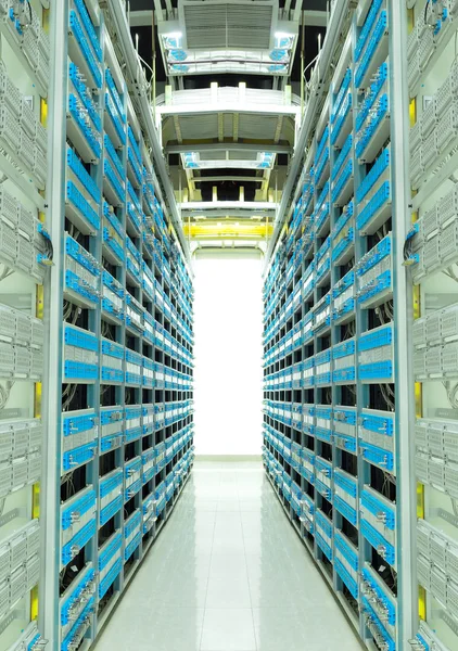 Серверы в центре обработки данных — стоковое фото