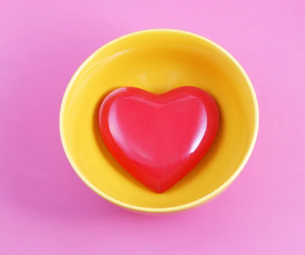 Miska w kształcie serca obiektu dla kontrastu — Zdjęcie stockowe
