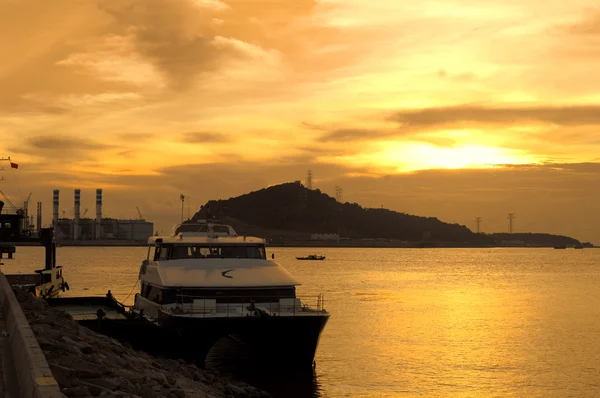 Boot in de haven met roze zonsondergang — Stockfoto