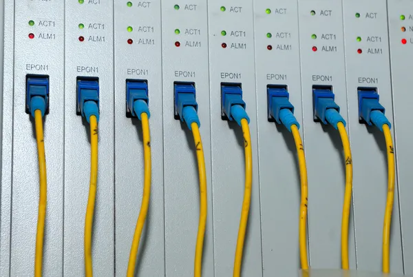 Prise de vue des câbles réseau et des serveurs dans un centre de données technologique — Photo