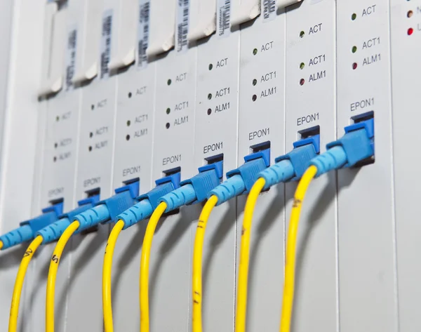 Zár és a hálózati kábel fiber optikai háttérrel — Stock Fotó