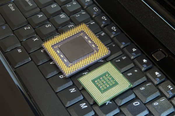 Zentrale Mikroprozessoren für einen Computer auf einem Platinenhintergrund — Stockfoto