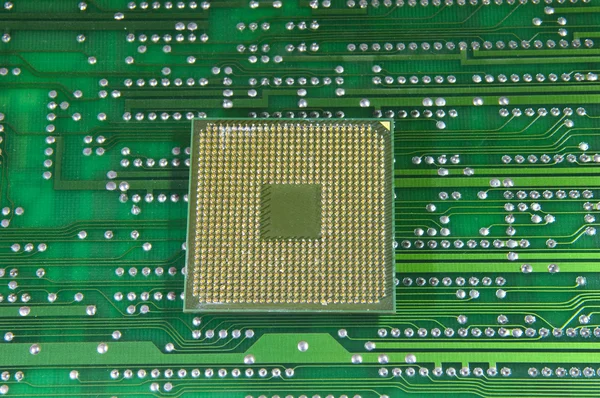 Microprocessadores centrais para um computador sobre um fundo de placa de circuito — Fotografia de Stock