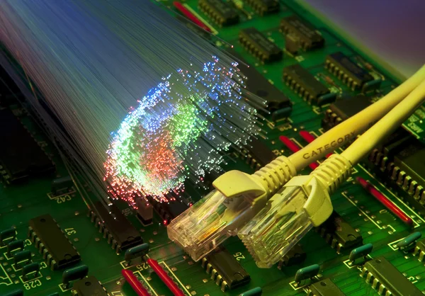 Hálózati kábel Vértes fiber optikai háttérrel — Stock Fotó