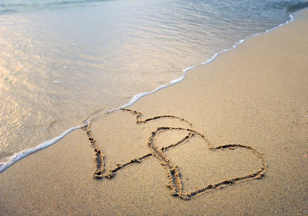Dos corazones dibujados en la playa —  Fotos de Stock