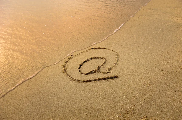 Rysować symbol e-mail na plaży — Zdjęcie stockowe