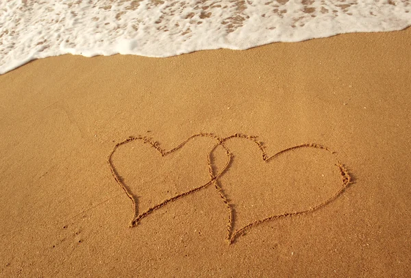 Dvě srdce v beach — Stock fotografie