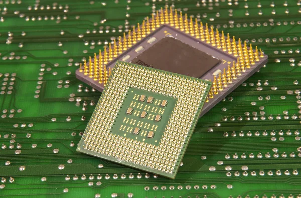 Microprocesadores centrales para un ordenador sobre un fondo de placa de circuito —  Fotos de Stock