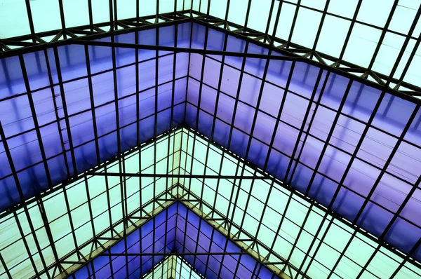 Edificio de oficinas contemporáneo detalle de pared de vidrio azul —  Fotos de Stock
