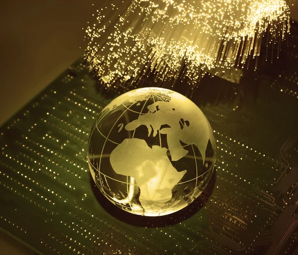 Számítógépes adatok koncepció a Föld gömb ellen száloptika — Stock Fotó