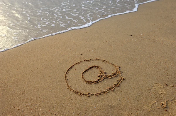 ビーチで電子メール シンボルを描く — ストック写真