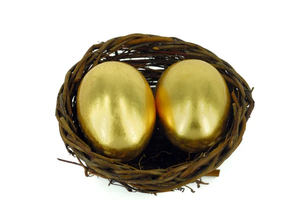Złote jaja w gnieździe ptak — Zdjęcie stockowe
