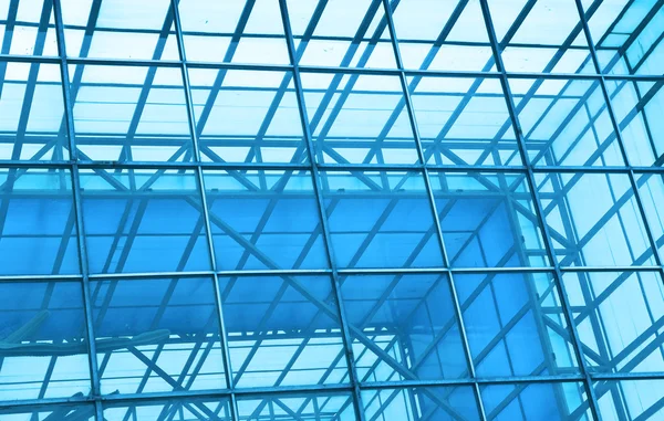 当代办公大楼蓝色玻璃墙的细节 — 图库照片