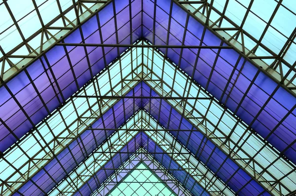 Edificio de oficinas contemporáneo detalle de pared de vidrio azul — Foto de Stock