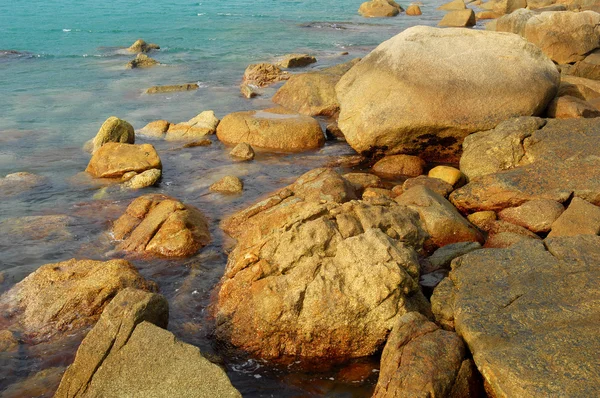 Bir deniz ve kayaların olduğu güzel bir sahil şeridi — Stok fotoğraf