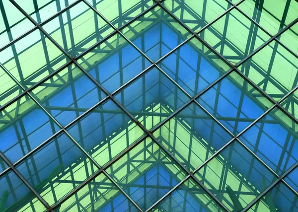 Hedendaagse kantoorgebouw blauwe glazen muur det — Stockfoto