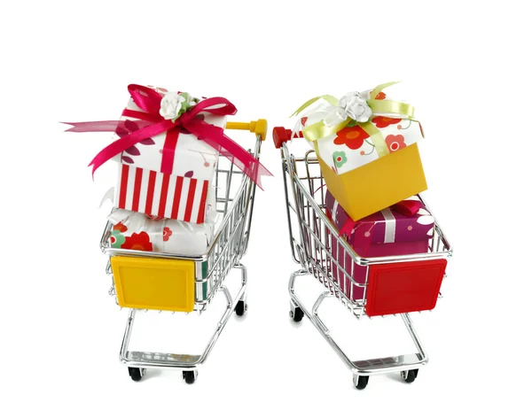 Caja de regalo con carritos de compras sobre fondo blanco — Foto de Stock