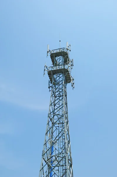 Вежа мобільних мобільних телефонів — стокове фото