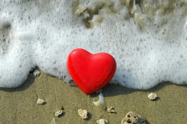 Corazón rojo en la costa del arrecife —  Fotos de Stock