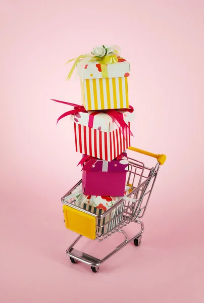 Beyaz arka plan üzerinde alışveriş sepetleri ile hediye kutusu — Stok fotoğraf